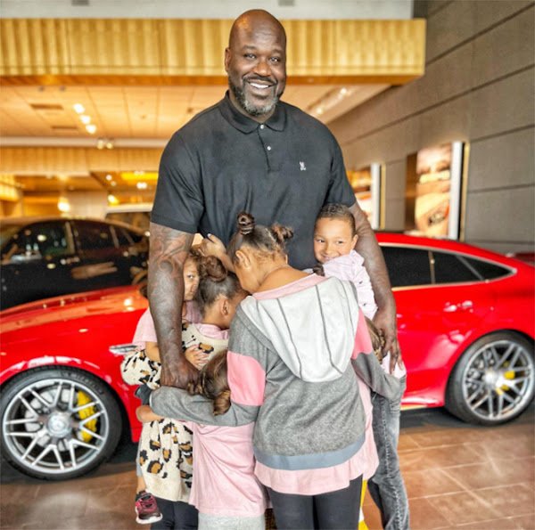 SHAQ BUYS LARGE FAMILY A NEW VAN, THEN TIPS STRUGGLING WAITRESS ,000