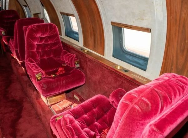 Elvis Presley’s Extravagant Private Jet: A Peek into Rock ‘n’ Roll Luxury