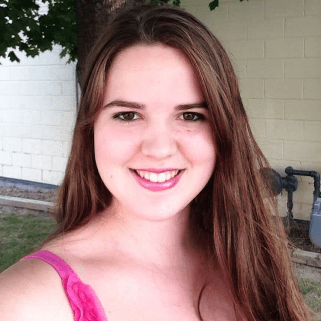 Teen Girl passed away, Then Mom Looks Closer At Her Casket And Realizes Notes Are Scribbled All Over It Teen Girl passed away, Then Mom Looks Closer At Her Casket And Realizes Notes Are Scribbled All Over It
