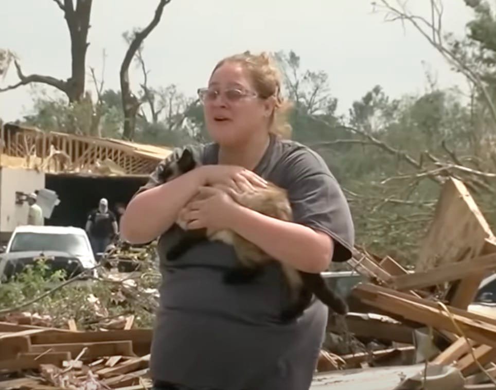 Woman thought her cat was gone after tornado destroyed home — miraculous reunion caught on camera Woman thought her cat was gone after tornado destroyed home — miraculous reunion caught on camera