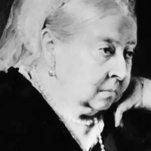 15+ Portraits of Famous People That Don’t Look Like Them At All
