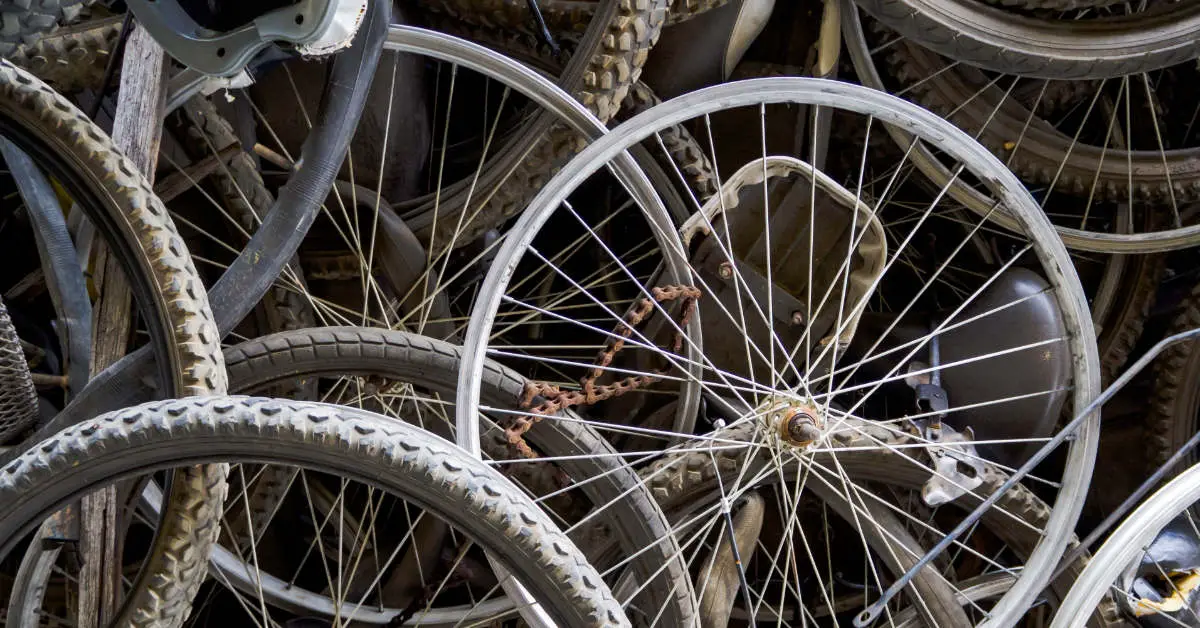 People Are Making Merry-Go-Rounds For Their Chickens From Old Bike Tires