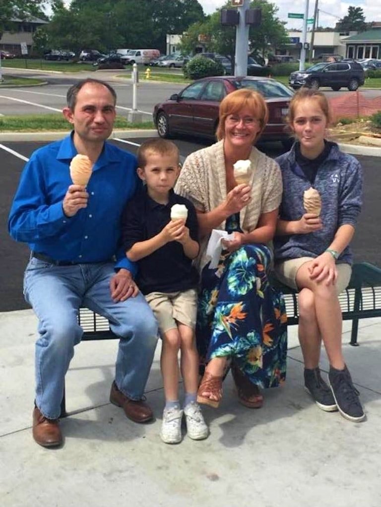 This woman offered to capture a joyful family photo who had gone out for ice cream together.