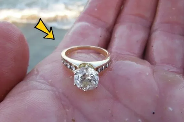 Woman Finds Diamond Ring On Beach – When Jeweler Sees It, He Tells Her This