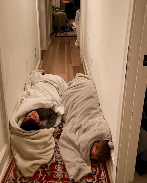 2 / I Came Home to Find My Kids Sleeping in the Hallway — What My Husband Turned Their Bedroom into While I Was Away Made Me Feral