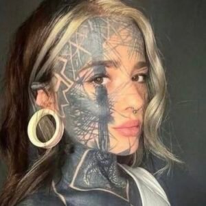Woman with 800 tattoos shares new photo of herself without any ink. She has completely covered up all of her tattoos, and the contrast is striking!