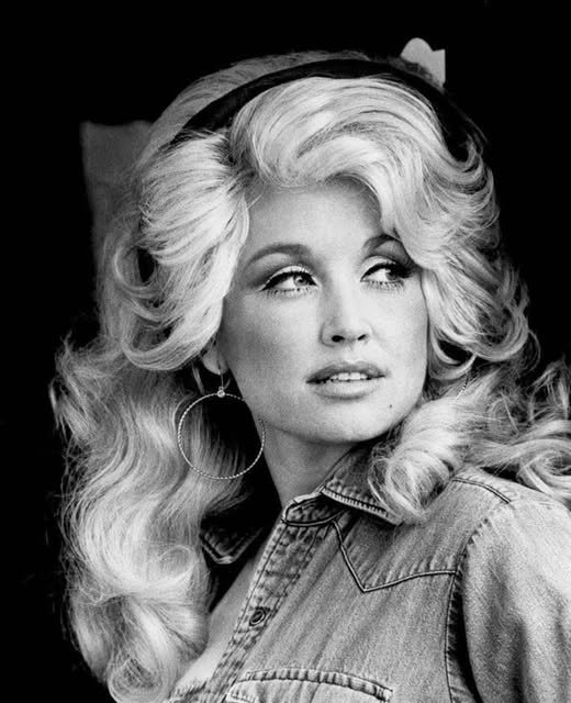 Breathtaking Photos of Dolly Parton, Country Music’s Beloved Queen