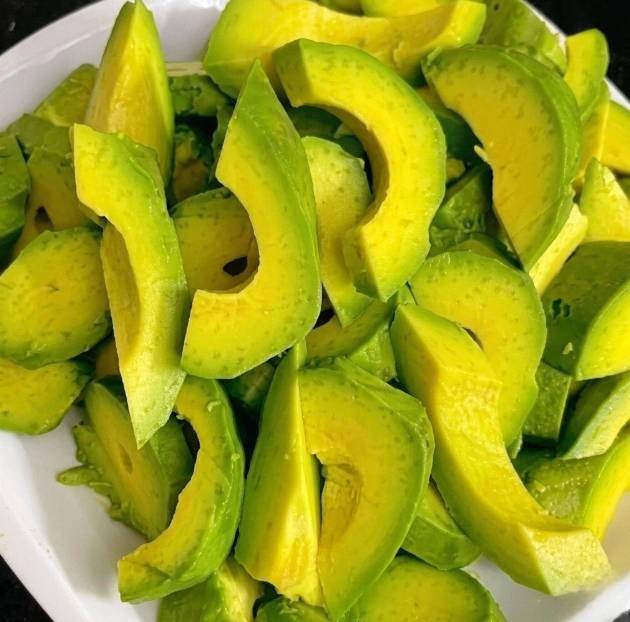 Doctors and nutrition research highlight the health effects of regular avocado consumption, focusing on heart, digestion, and overall wellness.