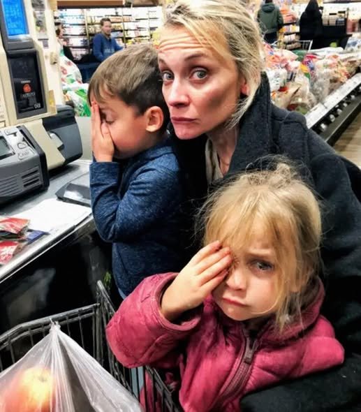 Grocery store cashier helping a mother and her children purchase apples and cereal, leading to an unexpected act of gratitude days later.